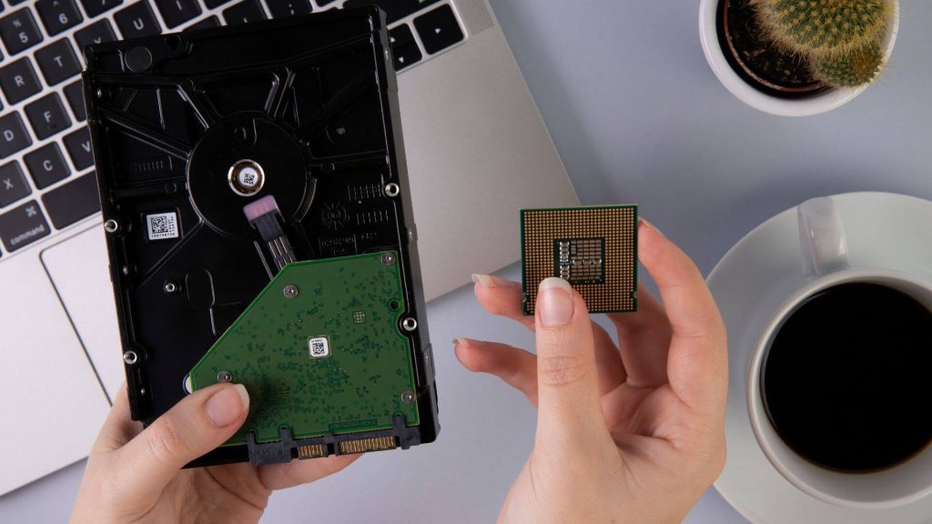 La limpieza rápida es importante dentro de los consejos para el mantenimiento de la laptop